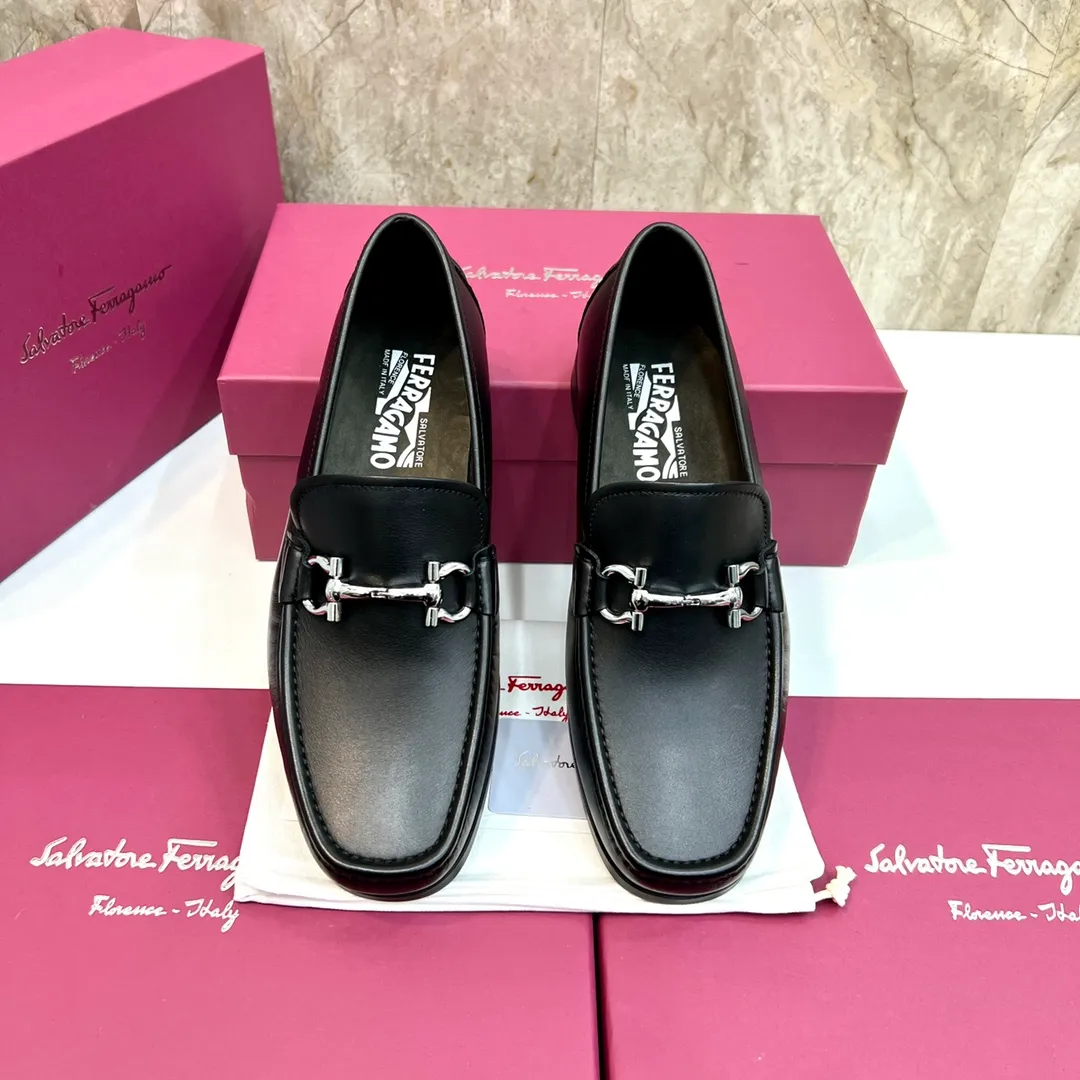 Original quality P780 Brand: Ferragamo Standard size: Men's size 39–44 (38.45 can be customized) Grade: Same style as the official website High-quality men's shoes Material: Customized first-layer calfskin with water-dyed cowhide lining Cowhide tiptoe Original non-slip and wear-resistant rubber outsole Style category: Men's formal business leather shoes are young and fashionable European and American trends British style Casual matching and comfortable feet Color: actual picture